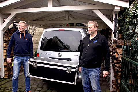 Martin Steinbeißer und Carsten Debbe beim Abtransport der „wertvollen „ Kiste.