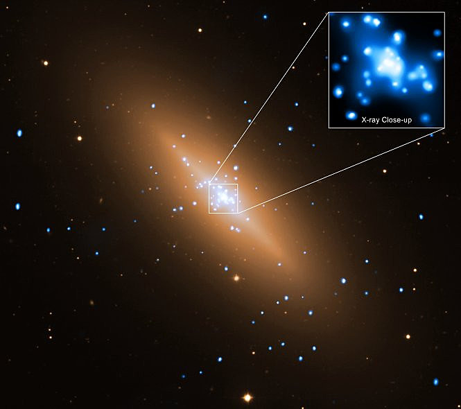 NGC 3115, eine Kompositaufnahme vom NASA's Chandra X-ray Observatory und the European Southern Observatory's Very Large Telescope (VLT).
